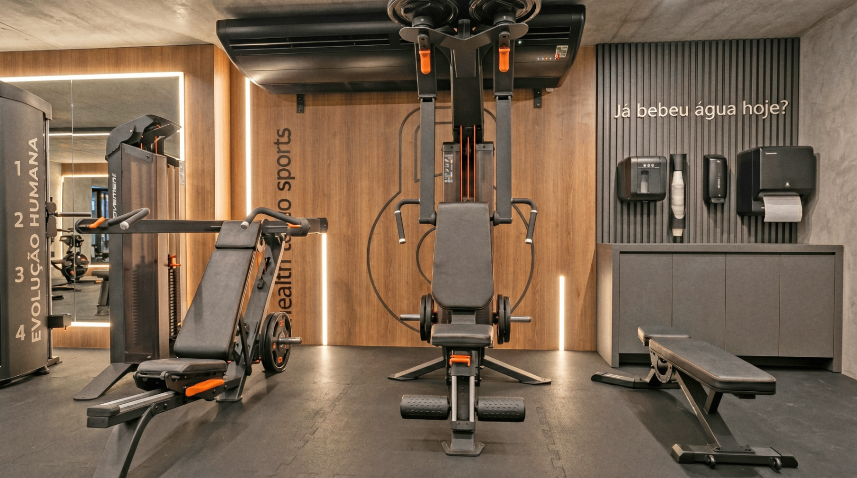 Sala de musculação com painéis de madeira e equipamentos premium