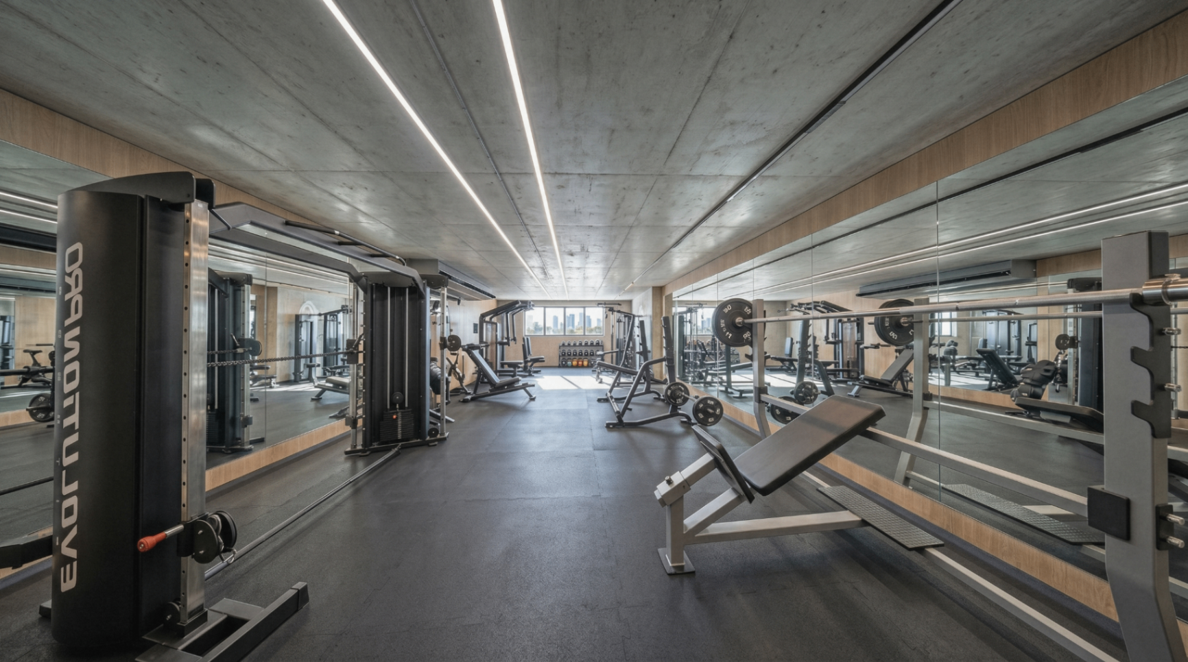 Academia moderna com equipamentos profissionais e iluminação linear